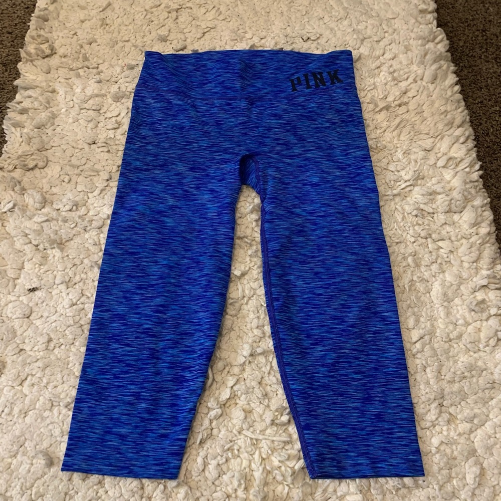 Victoria’s Secret PINK Blue Print Capri Leggings Yoga Pants w Black Logo Medium - Picture 2 of 4